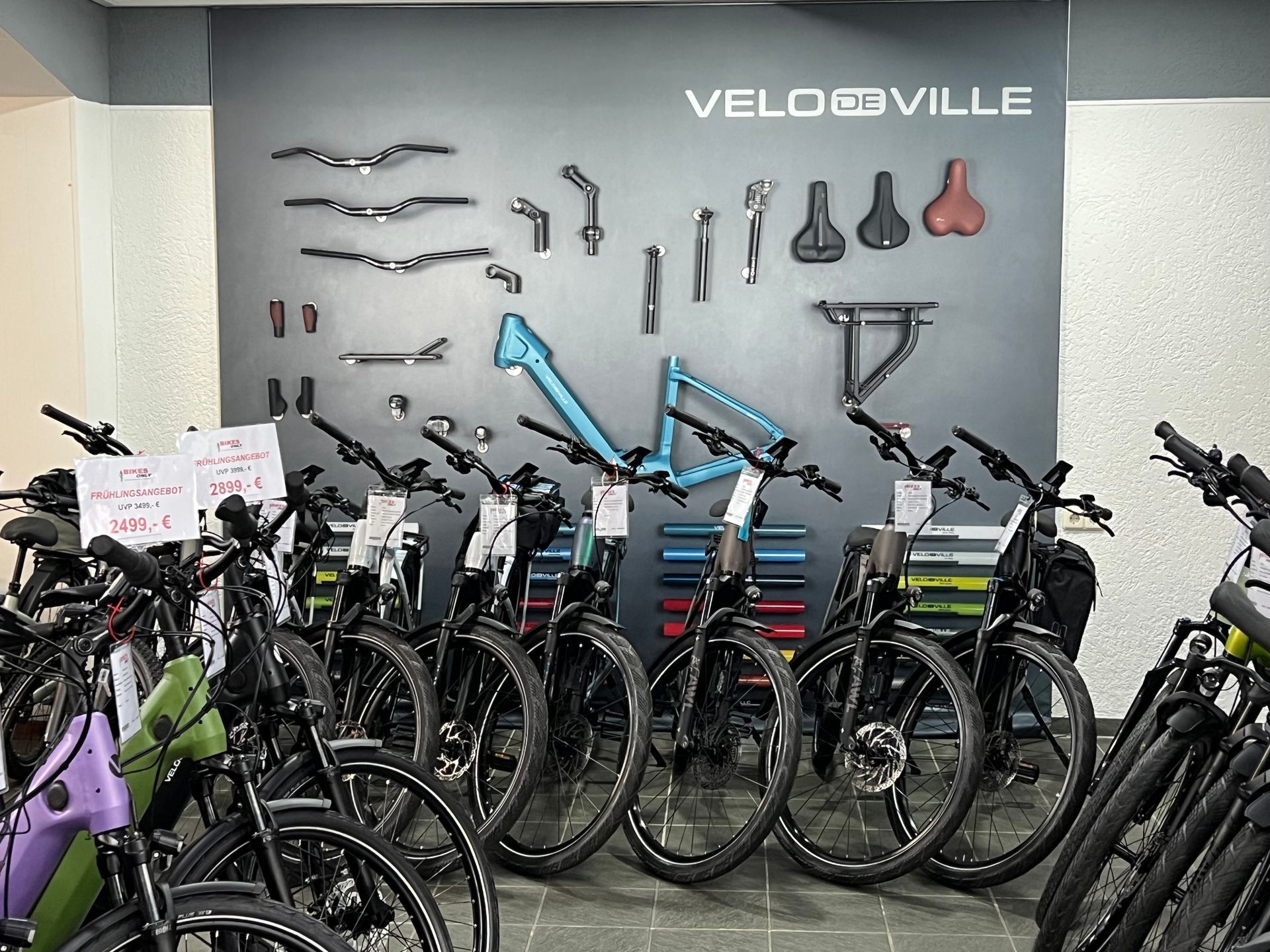 E-Bikes und Fahrräder im Showroom für Firmenradleasing und Dienstradleasing