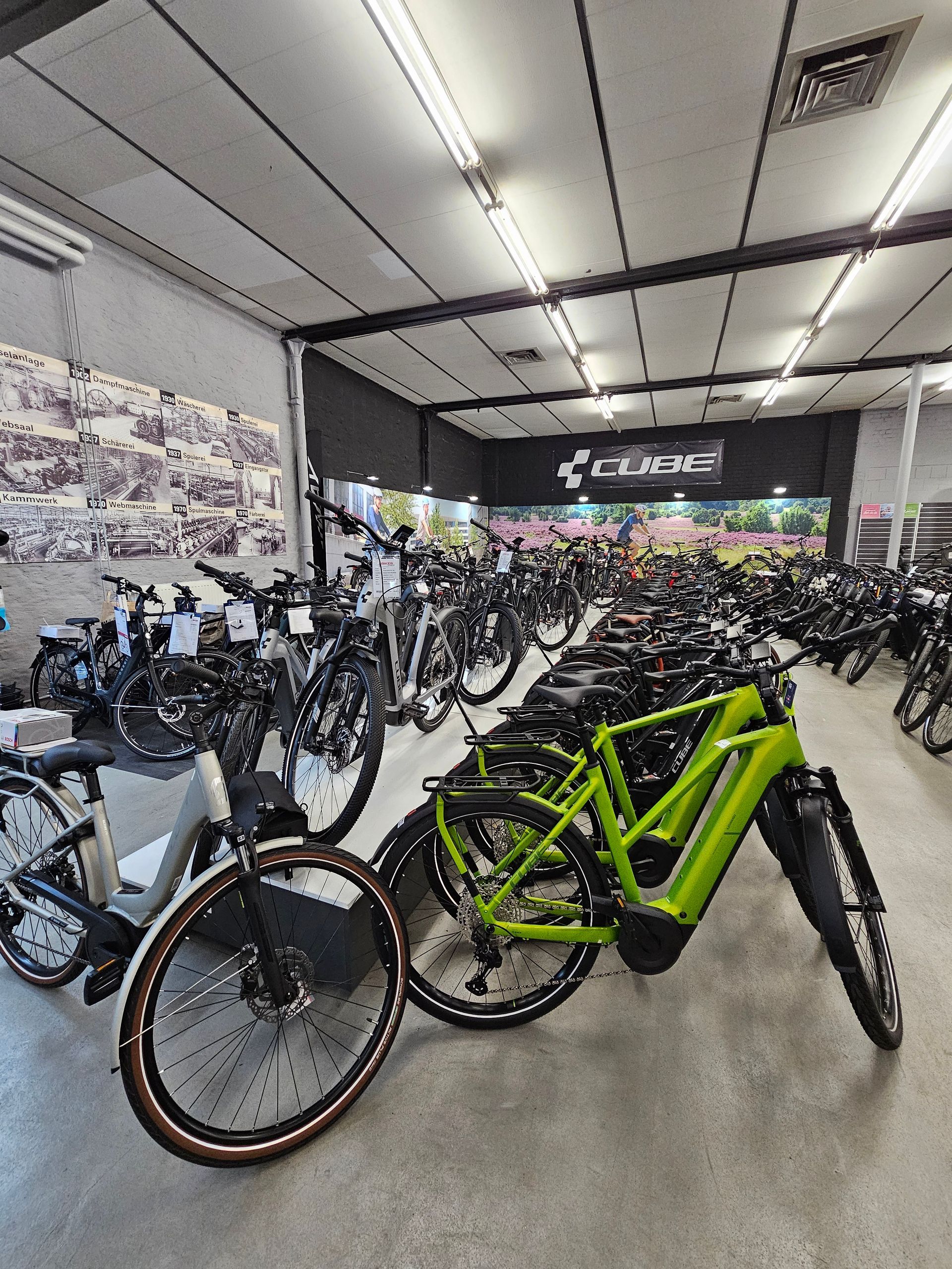 Große Verkaufsfläche mit Fahrrädern und E-Bikes im modernen Fahrradfachhandel