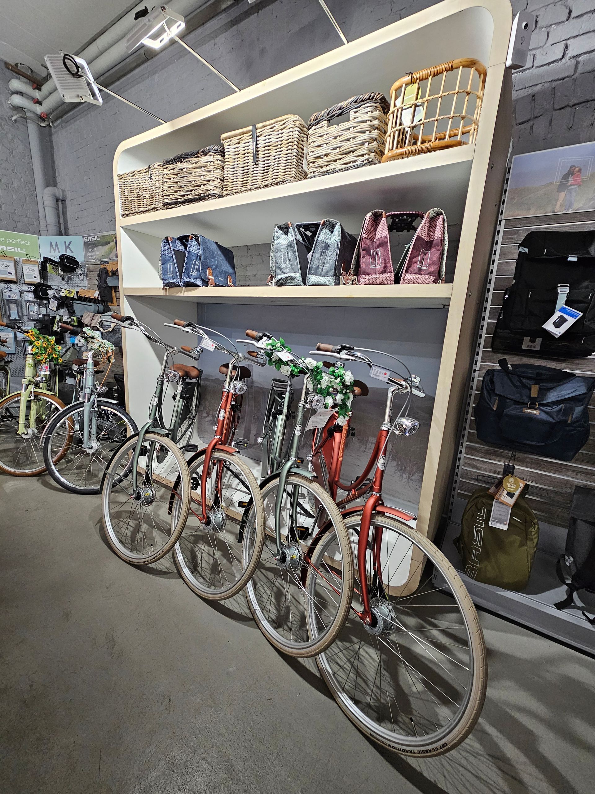 City- und Trekkingräder im Fahrradgeschäft übersichtlich präsentiert