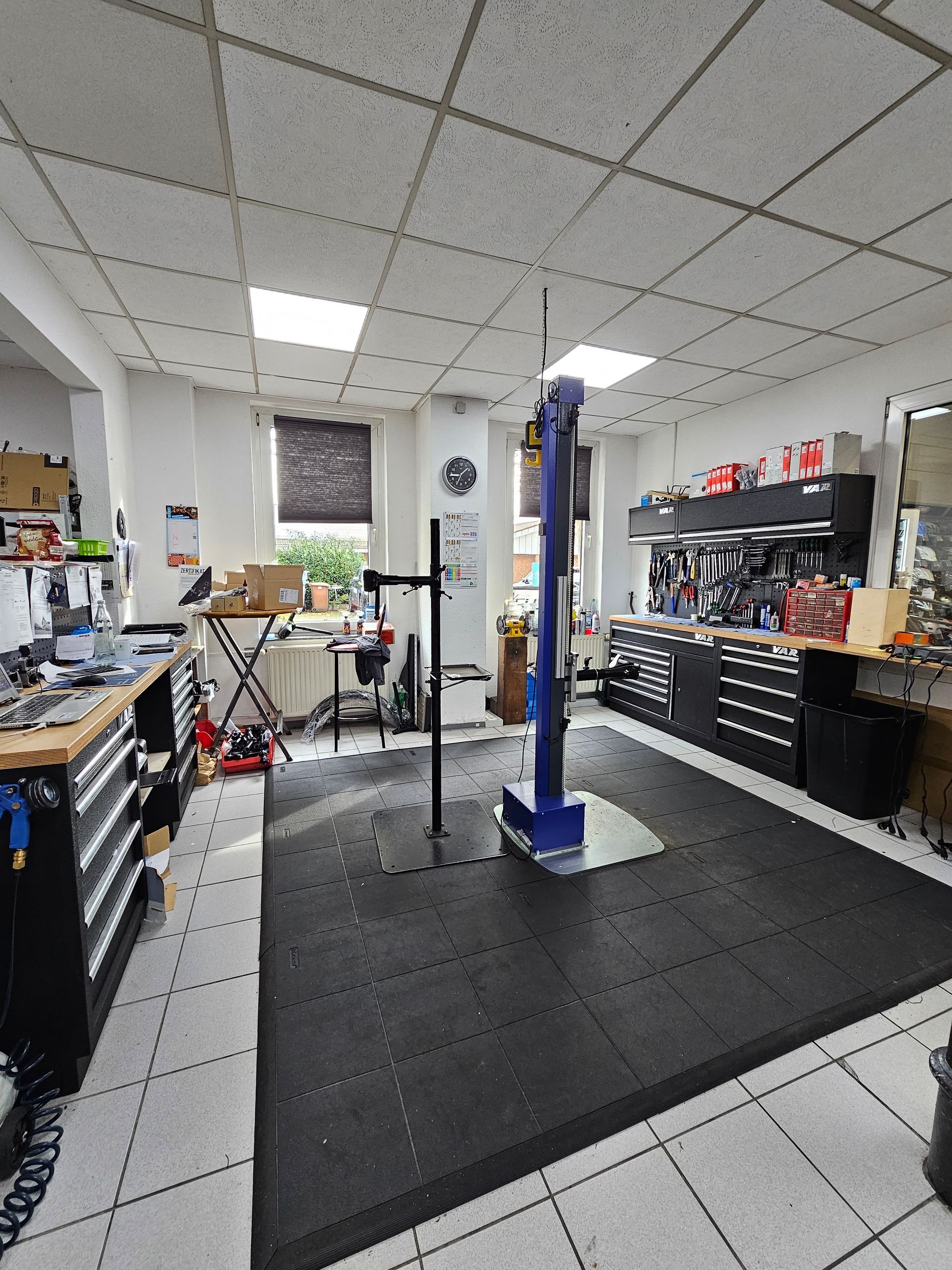 Moderne Fahrradwerkstatt mit Montageständer und Servicebereich