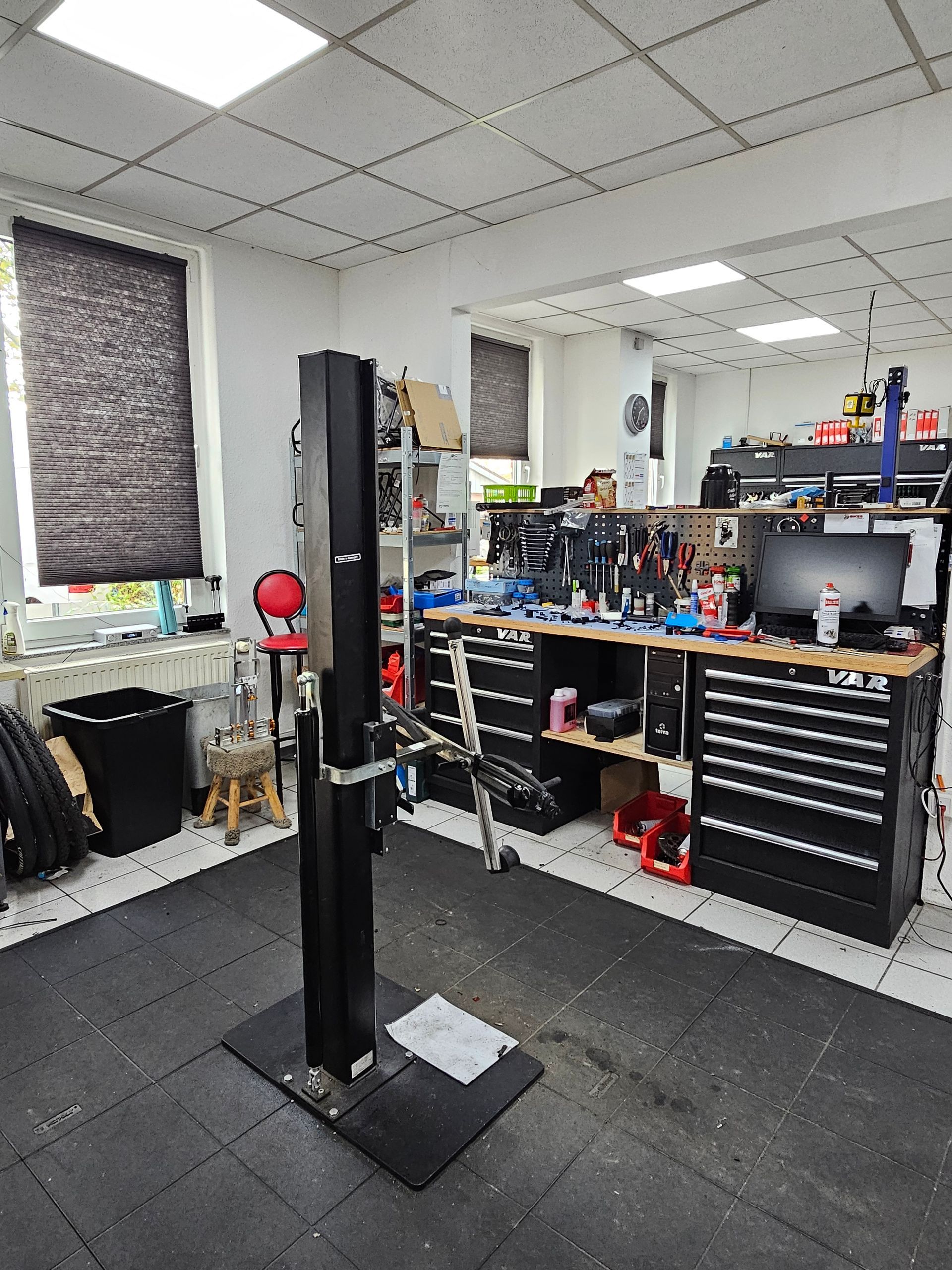 Professionelle Fahrradwerkstatt mit Montageständer und Werkzeugausstattung