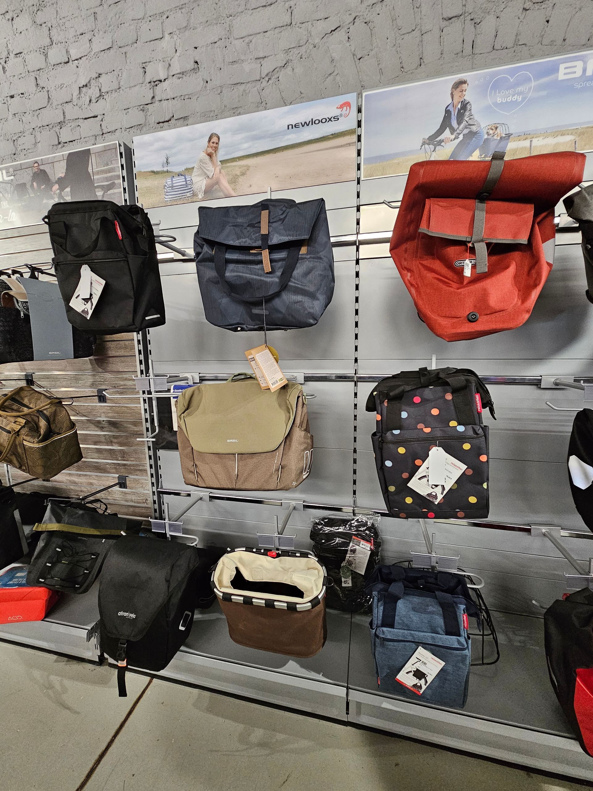 Fahrradtaschen und Rucksäcke in verschiedenen Größen und Designs im Fahrradladen