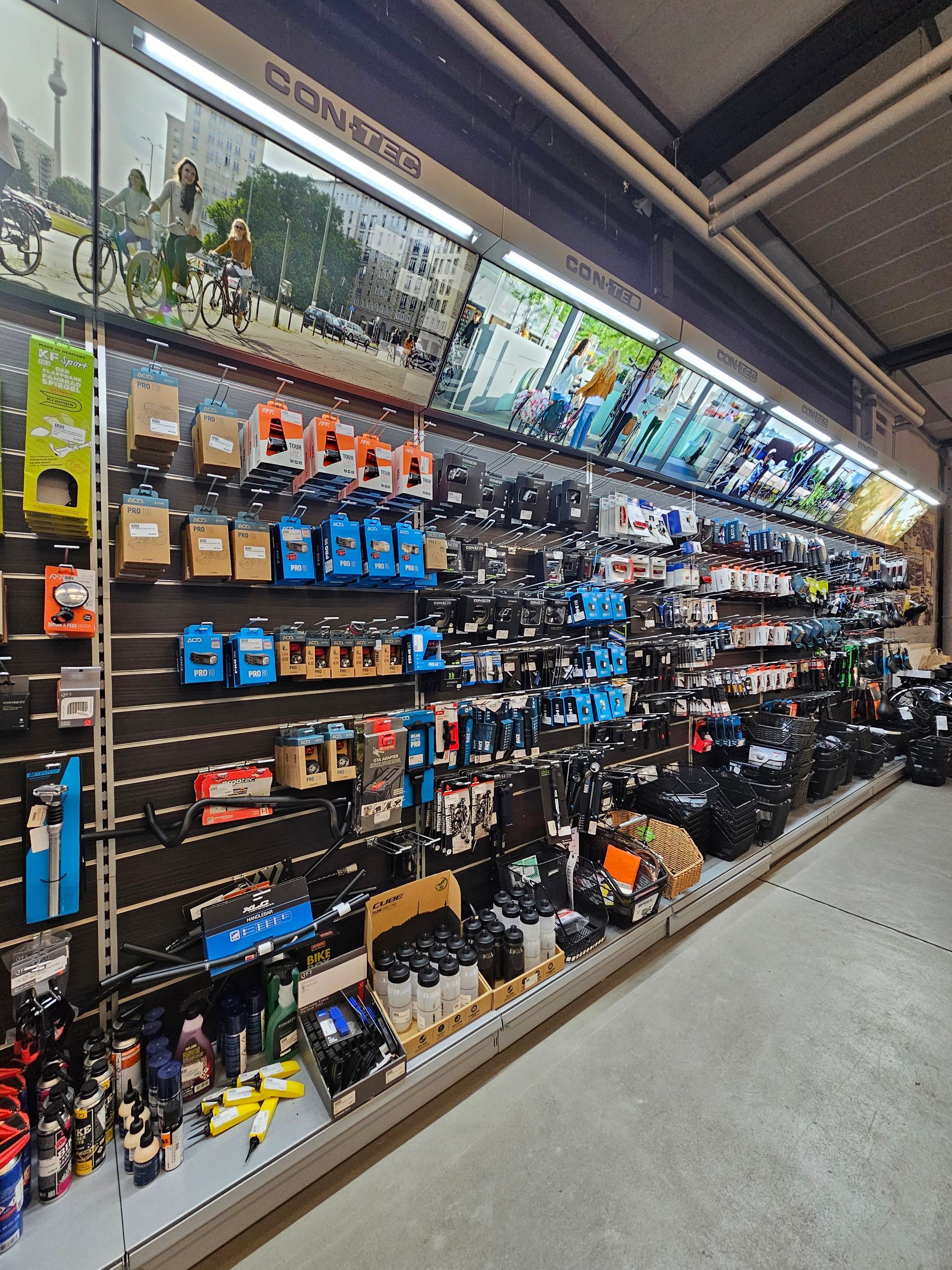Umfangreiches Fahrradzubehör wie Schlösser, Beleuchtung und Pflegeprodukte im Fachgeschäft