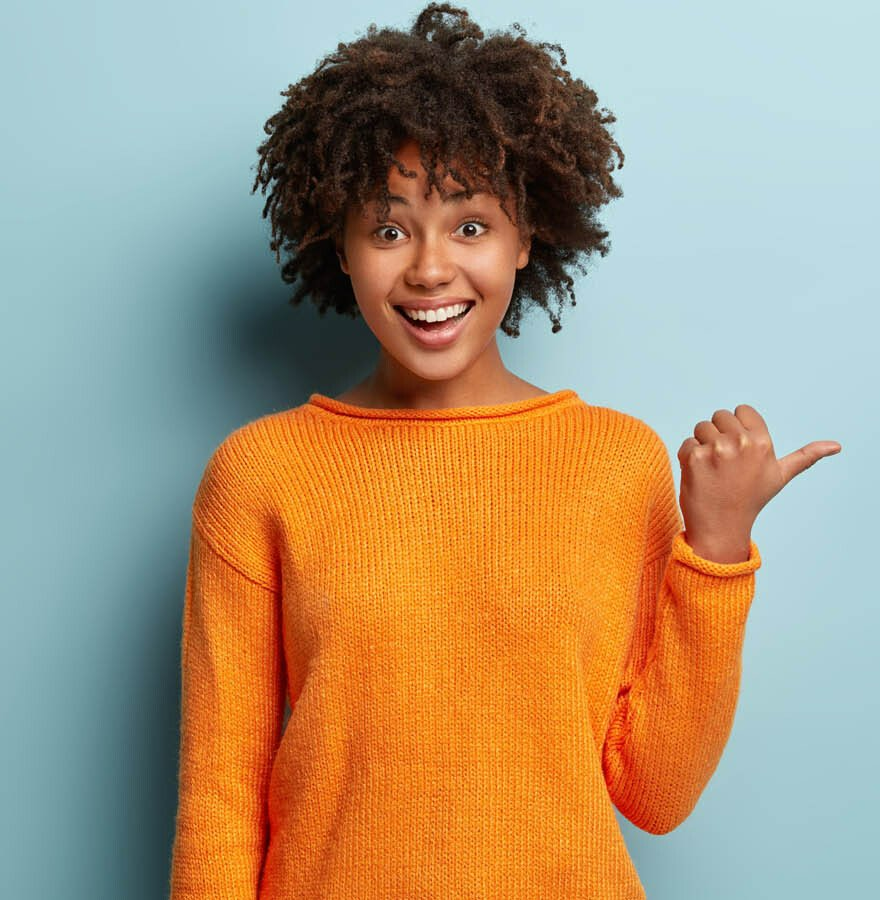 Femme souriante avec les cheveux frisés
