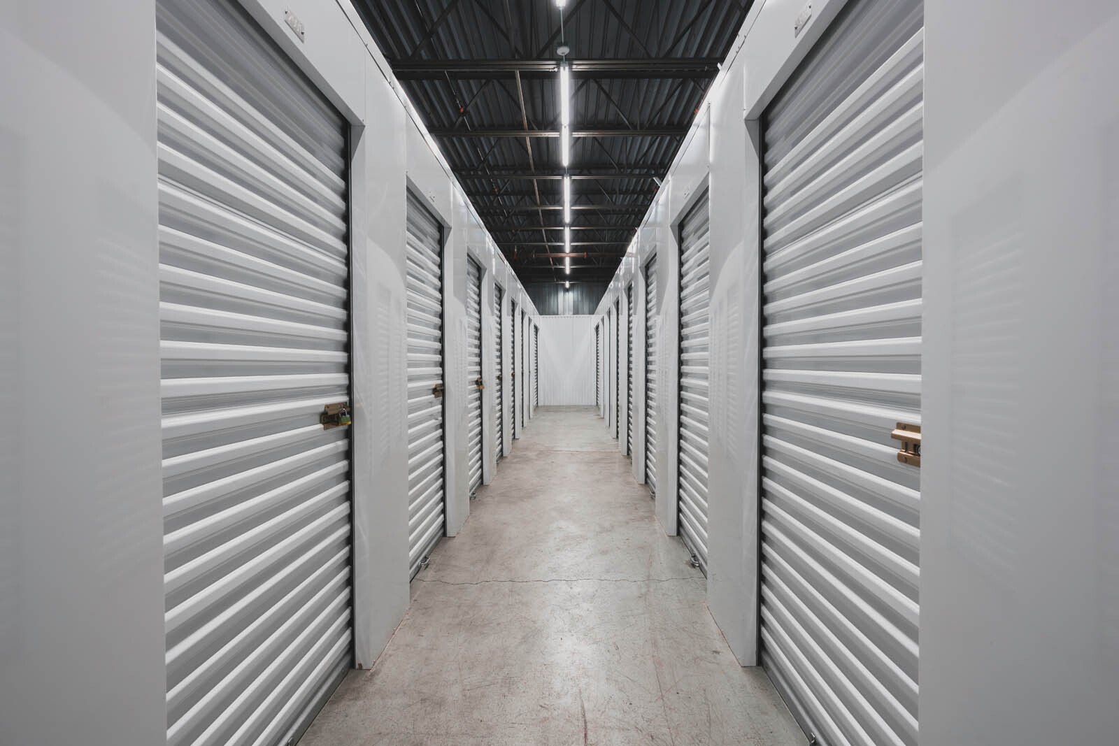 Couloir gris d'un espace de self-stockage