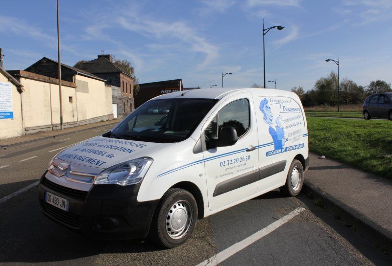 Camionnette de l'entreprise Déménagement Denommey garée dans la rue