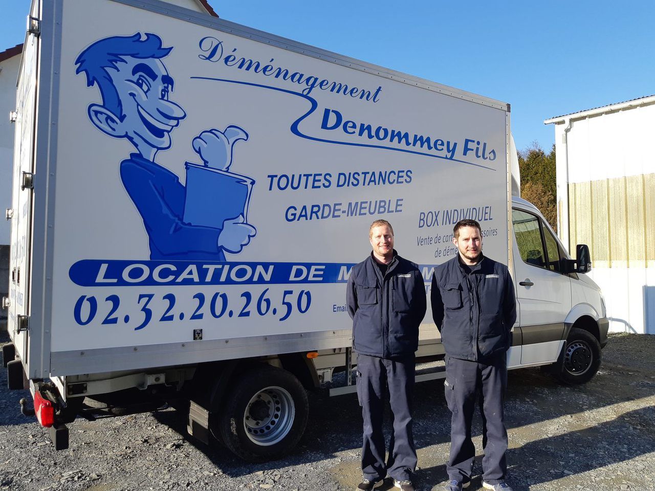 Père et fils de l'entreprise Déménagement Denommey posant devant son camion de transport