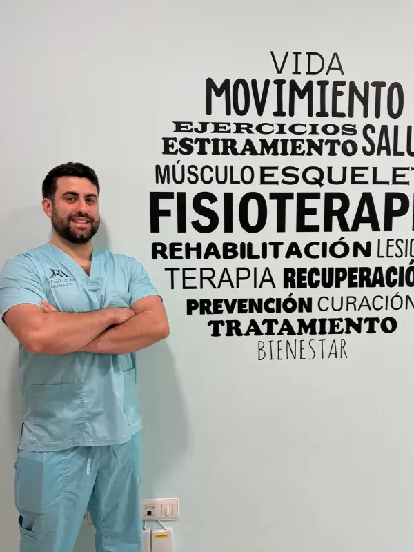 Un clínico con uniforme azul realiza un tratamiento de espalda a un paciente en una sala de consulta.