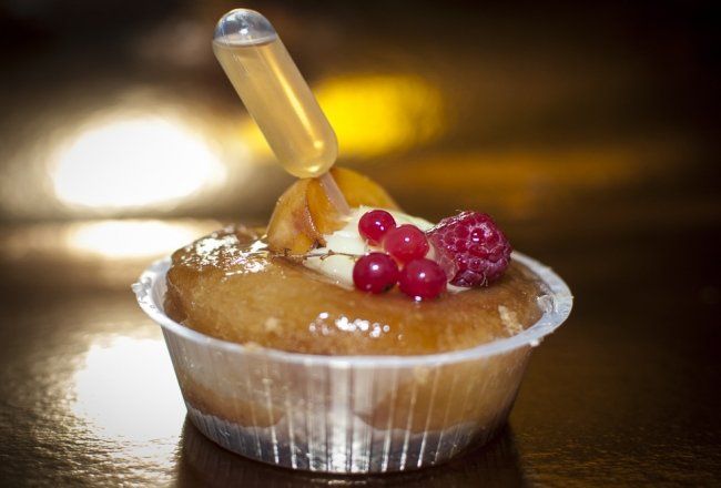 Baba au rhum dans une barquette