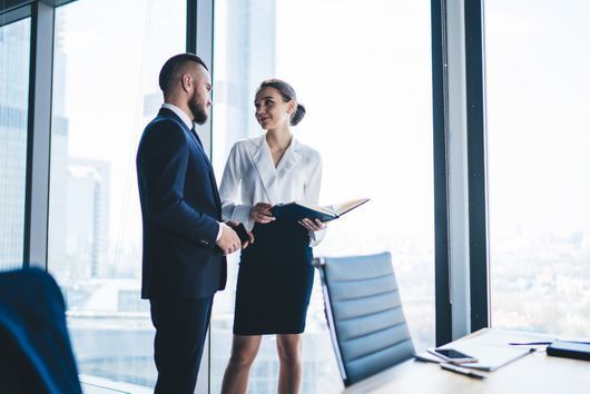 Man steht neben Frau