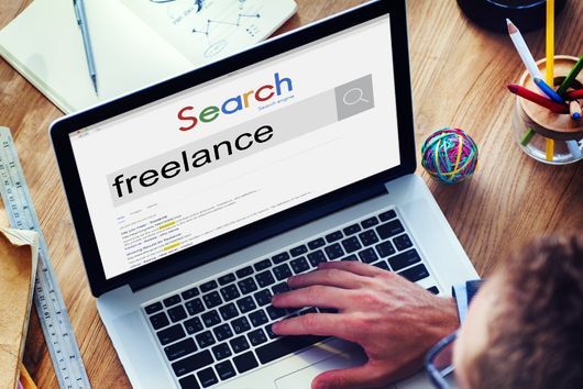 Bücherreihe und Justizia-Skulptur