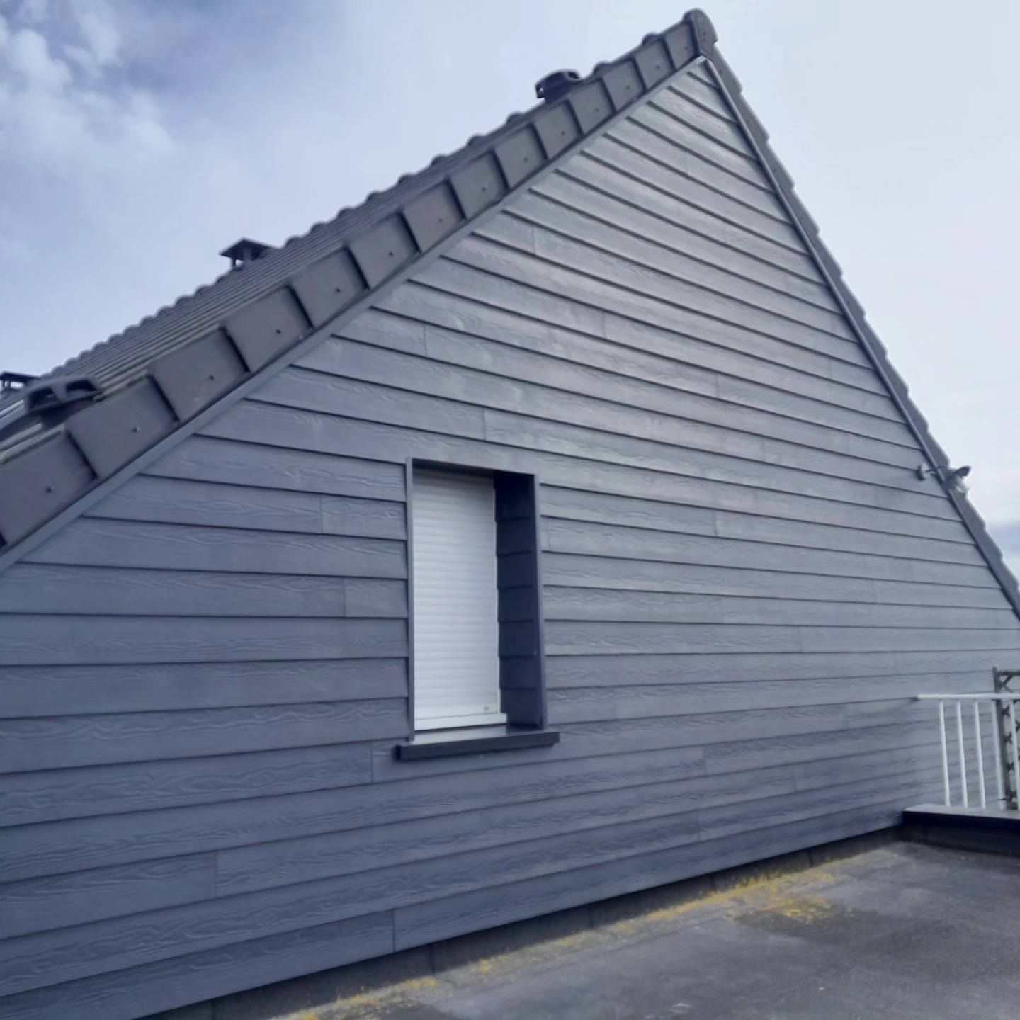 Bardage gris sous toiture
