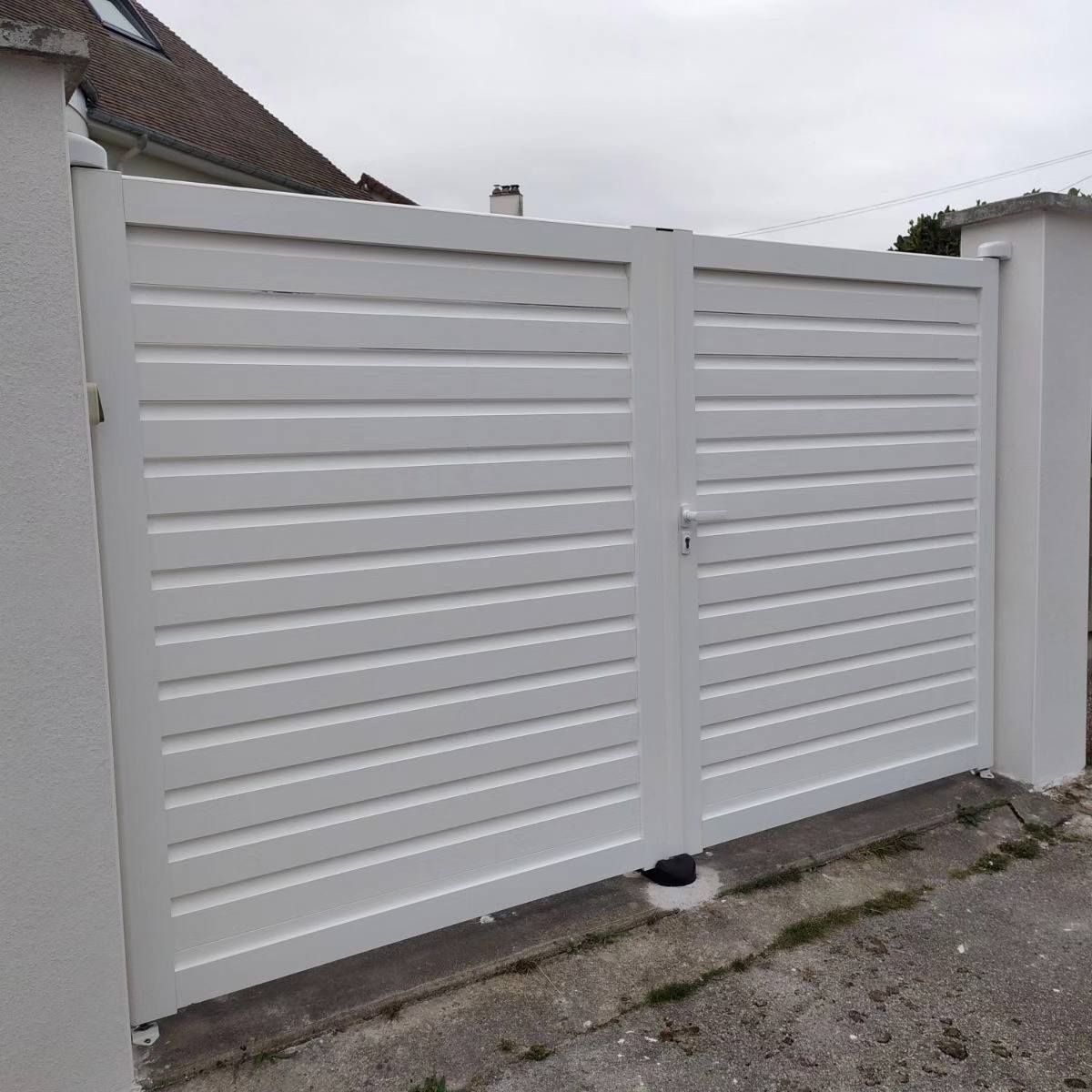 Portail blanc extérieur