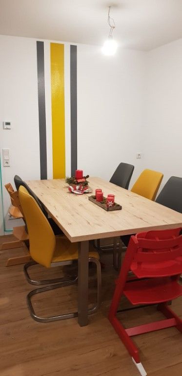 Weiß gestrichene Wände auf der Baustelle