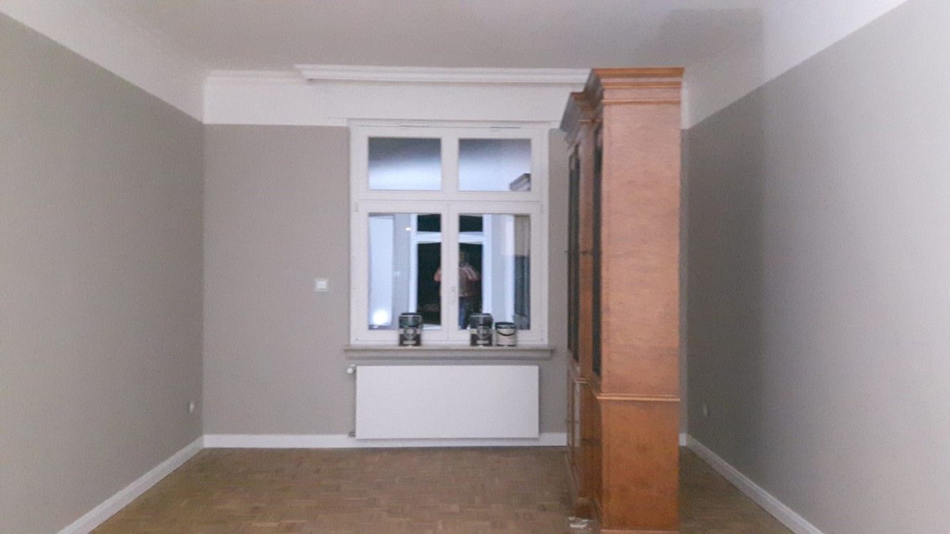 Weiß gestrichene Wände auf der Baustelle