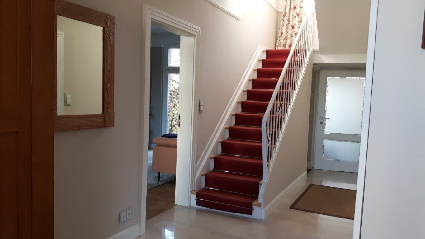 Weiß gestrichene Wände auf der Baustelle