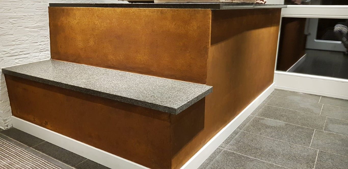 Weiß gestrichene Wände auf der Baustelle