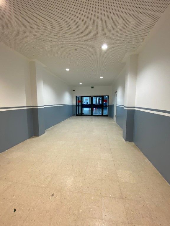 Weiß gestrichene Wände auf der Baustelle