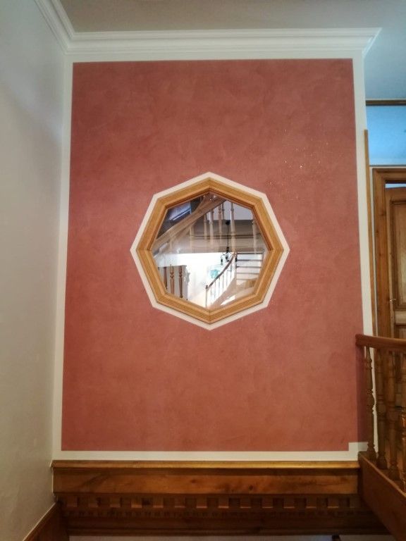 Weiß gestrichene Wände auf der Baustelle