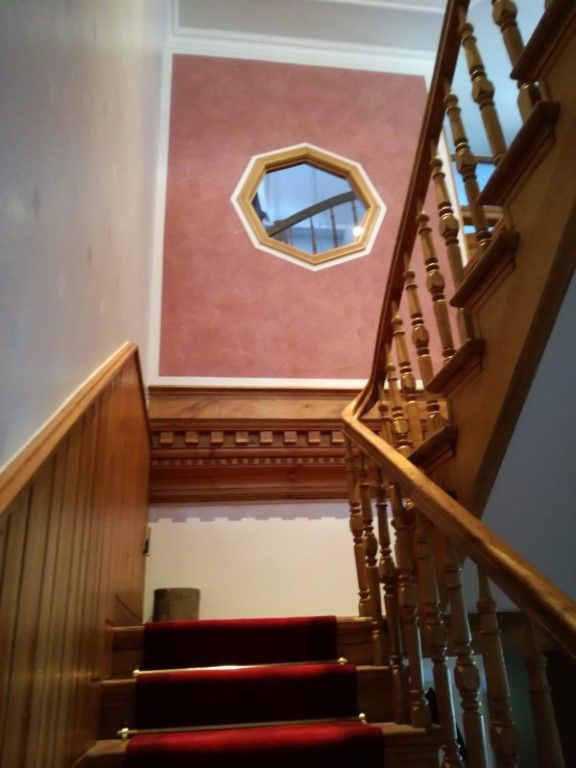 Weiß gestrichene Wände auf der Baustelle