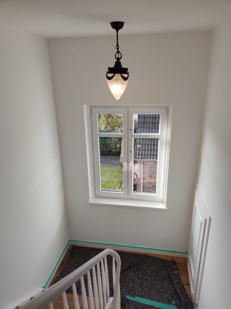 Weiß gestrichene Wände auf der Baustelle