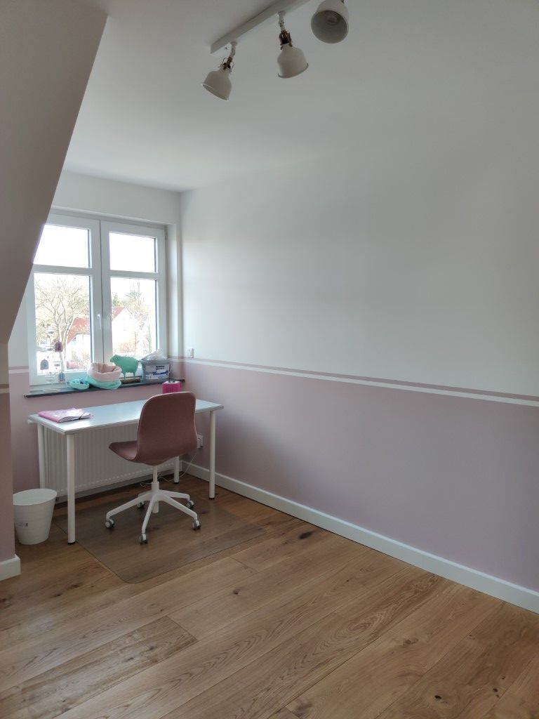 Weiß gestrichene Wände auf der Baustelle