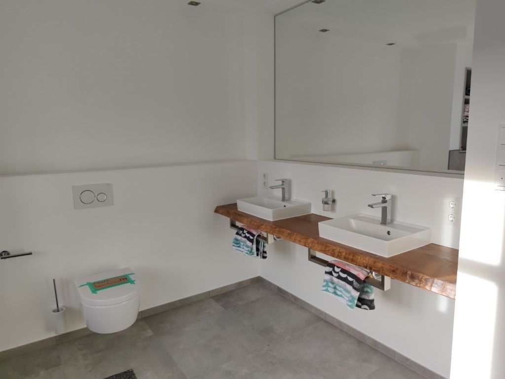 Weiß gestrichene Wände auf der Baustelle