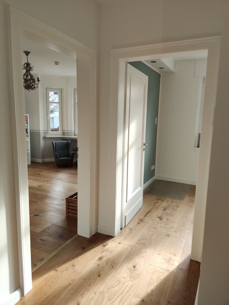 Weiß gestrichene Wände auf der Baustelle