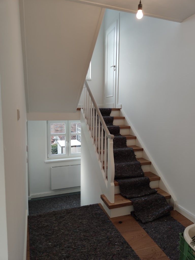 Weiß gestrichene Wände auf der Baustelle