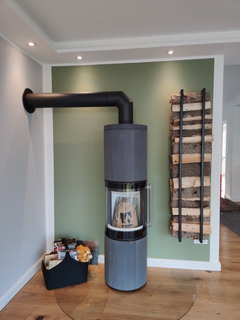 Weiß gestrichene Wände auf der Baustelle