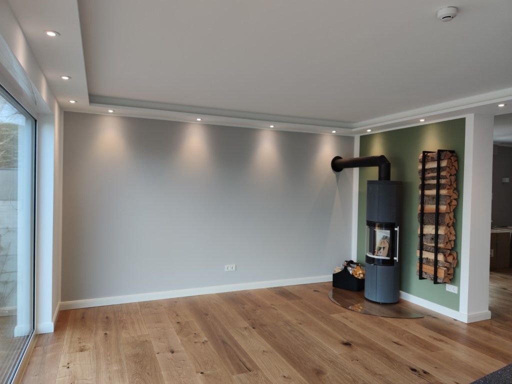 Weiß gestrichene Wände auf der Baustelle