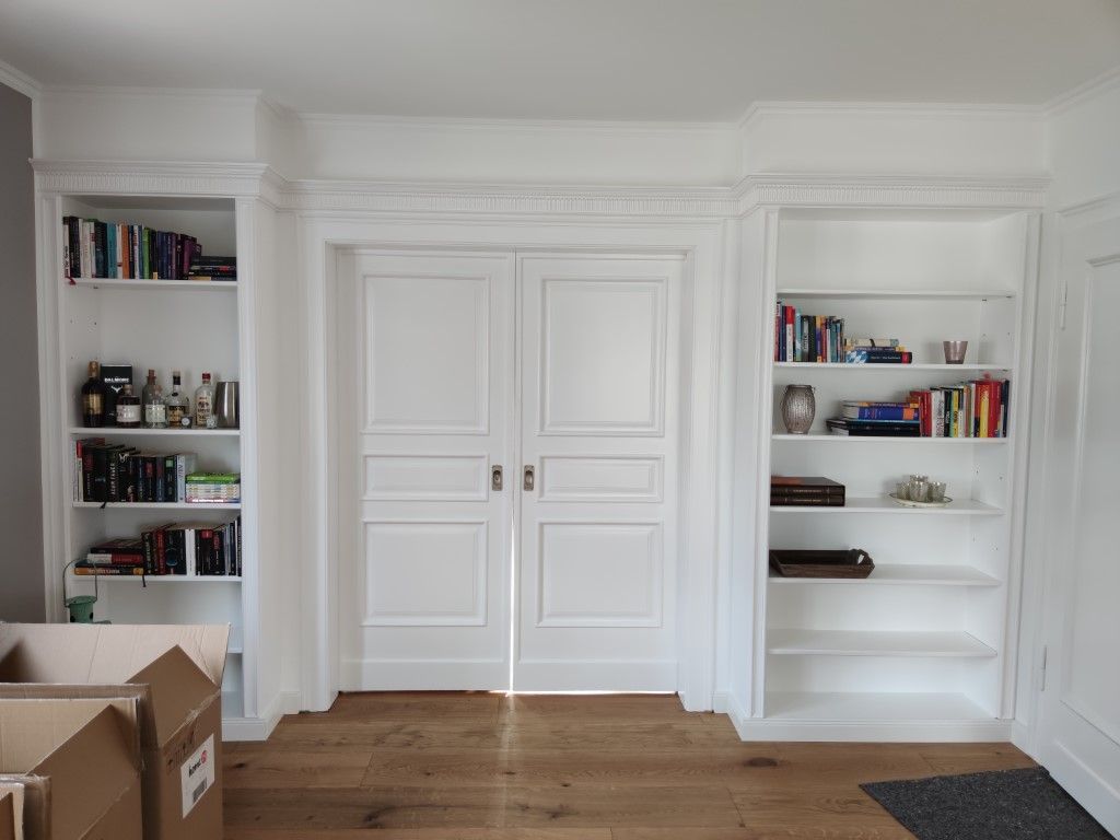 Weiß gestrichene Wände auf der Baustelle