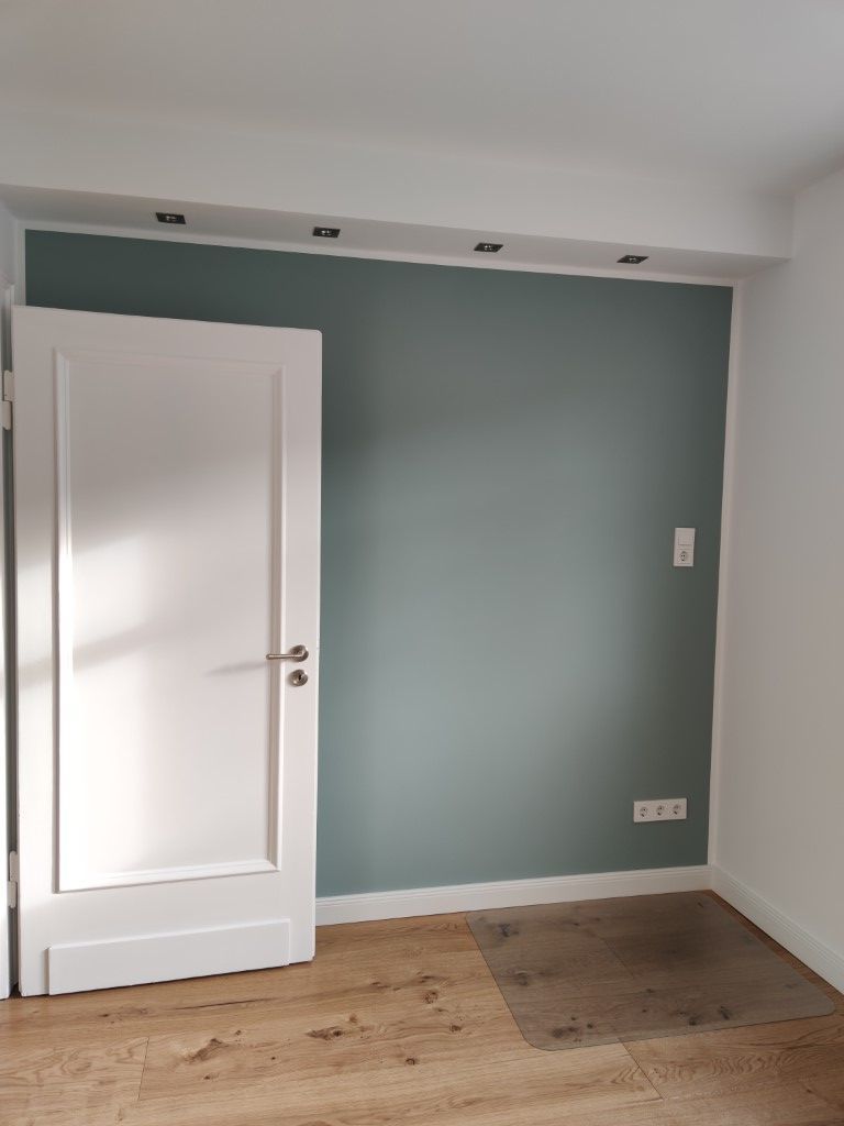 Weiß gestrichene Wände auf der Baustelle