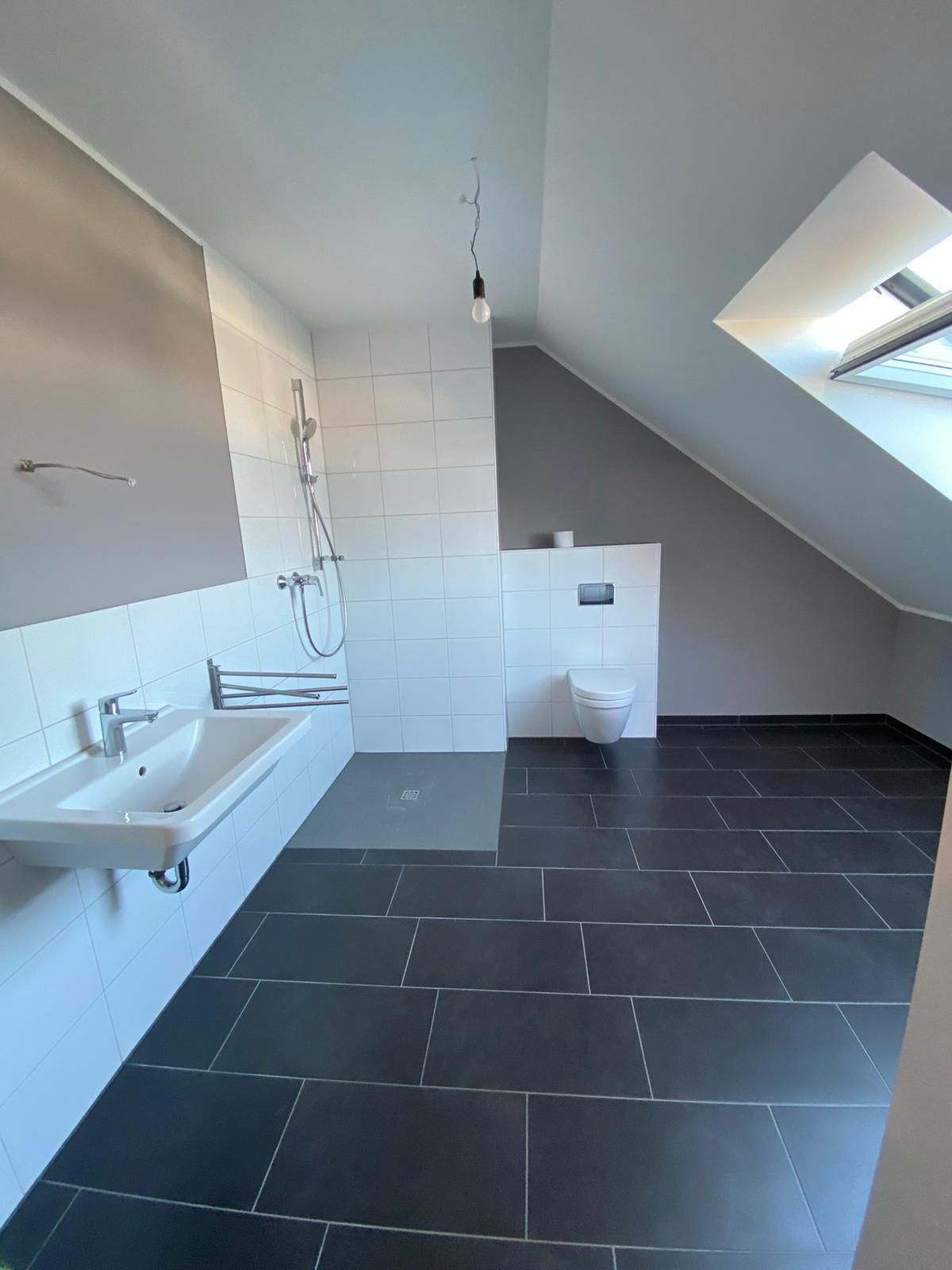 Weiß gestrichene Wände auf der Baustelle