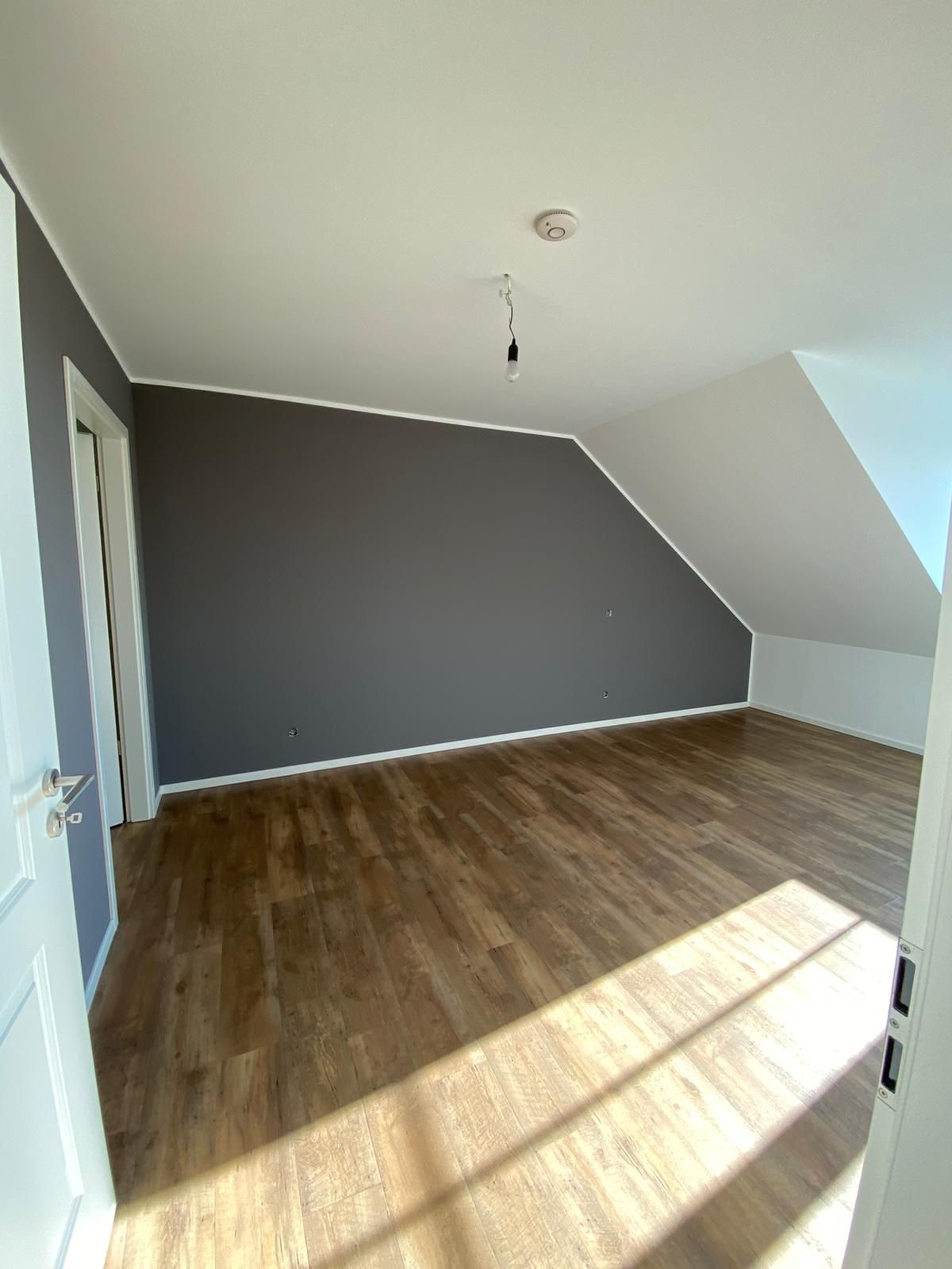 Weiß gestrichene Wände auf der Baustelle