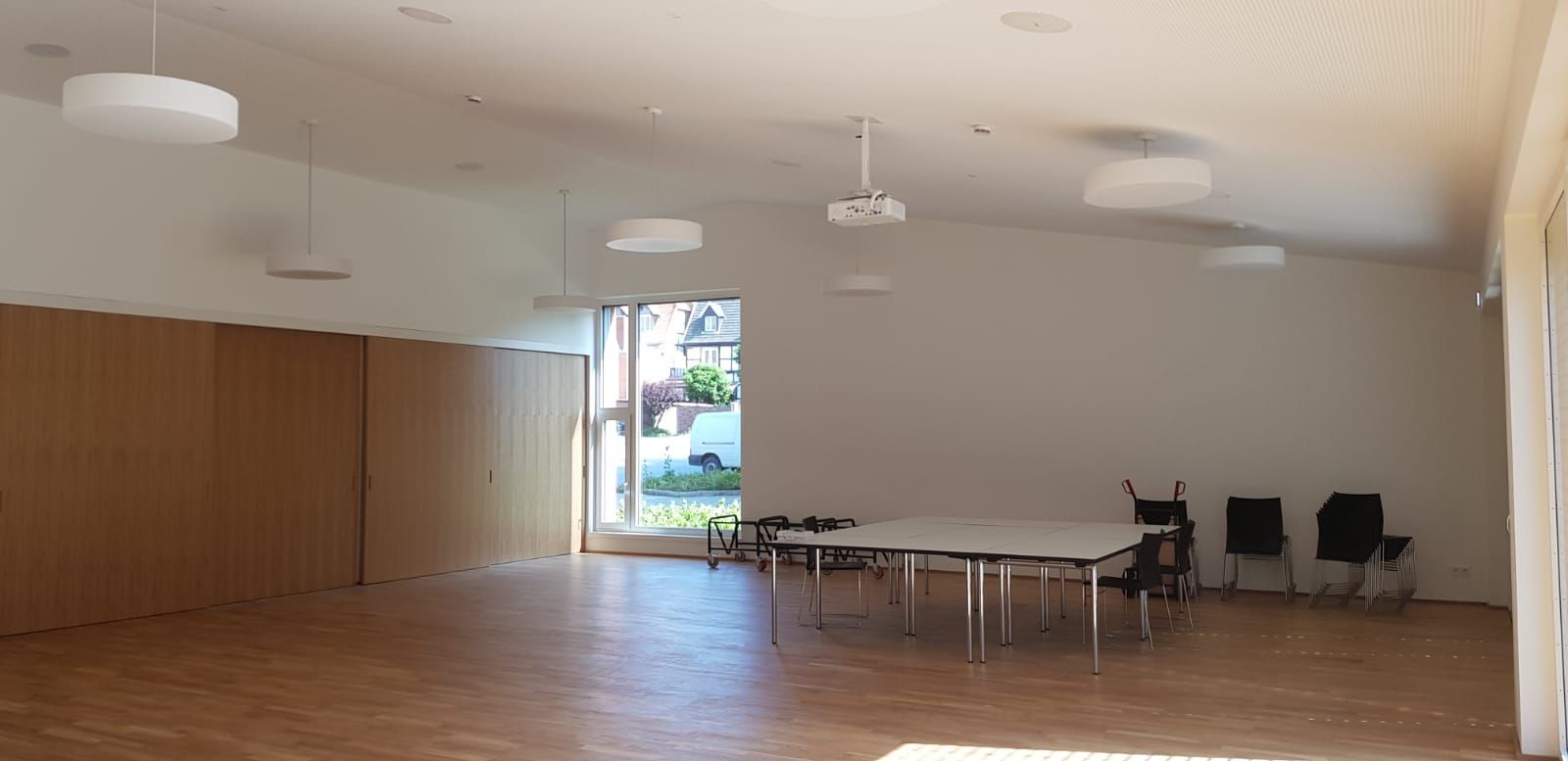 Weiß gestrichene Wände auf der Baustelle