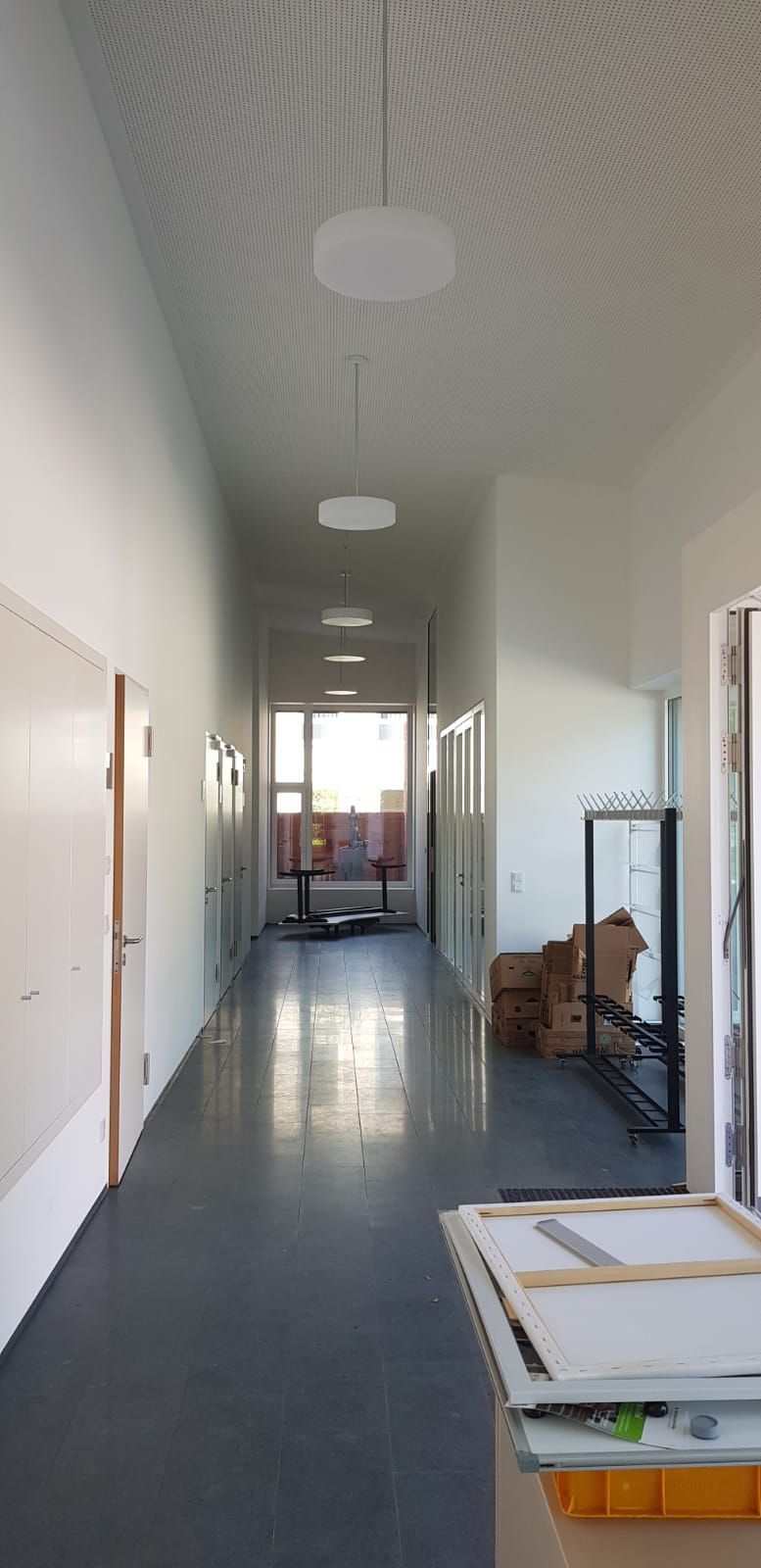 Weiß gestrichene Wände auf der Baustelle