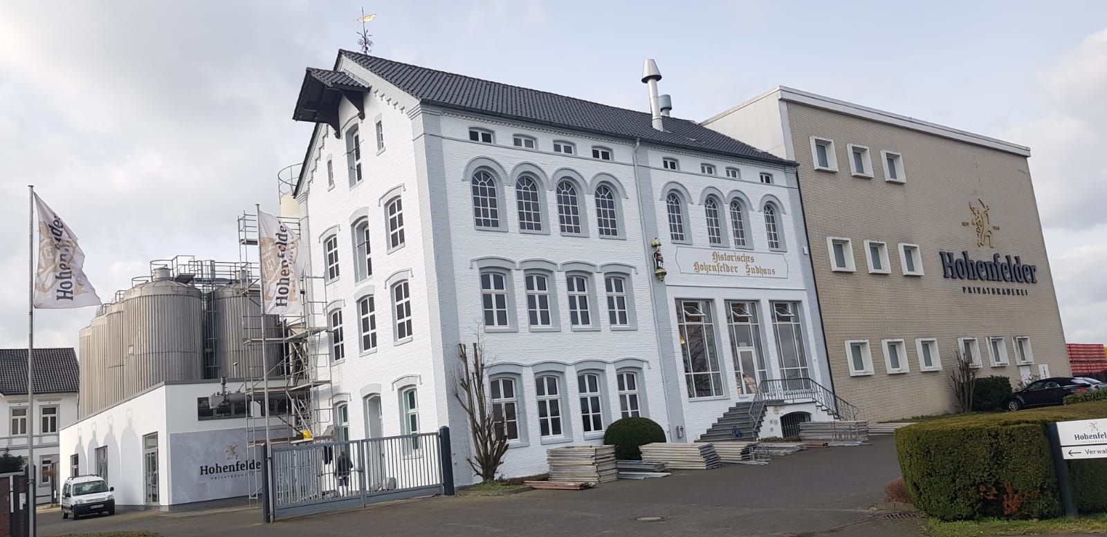 Weiß gestrichene Wände auf der Baustelle