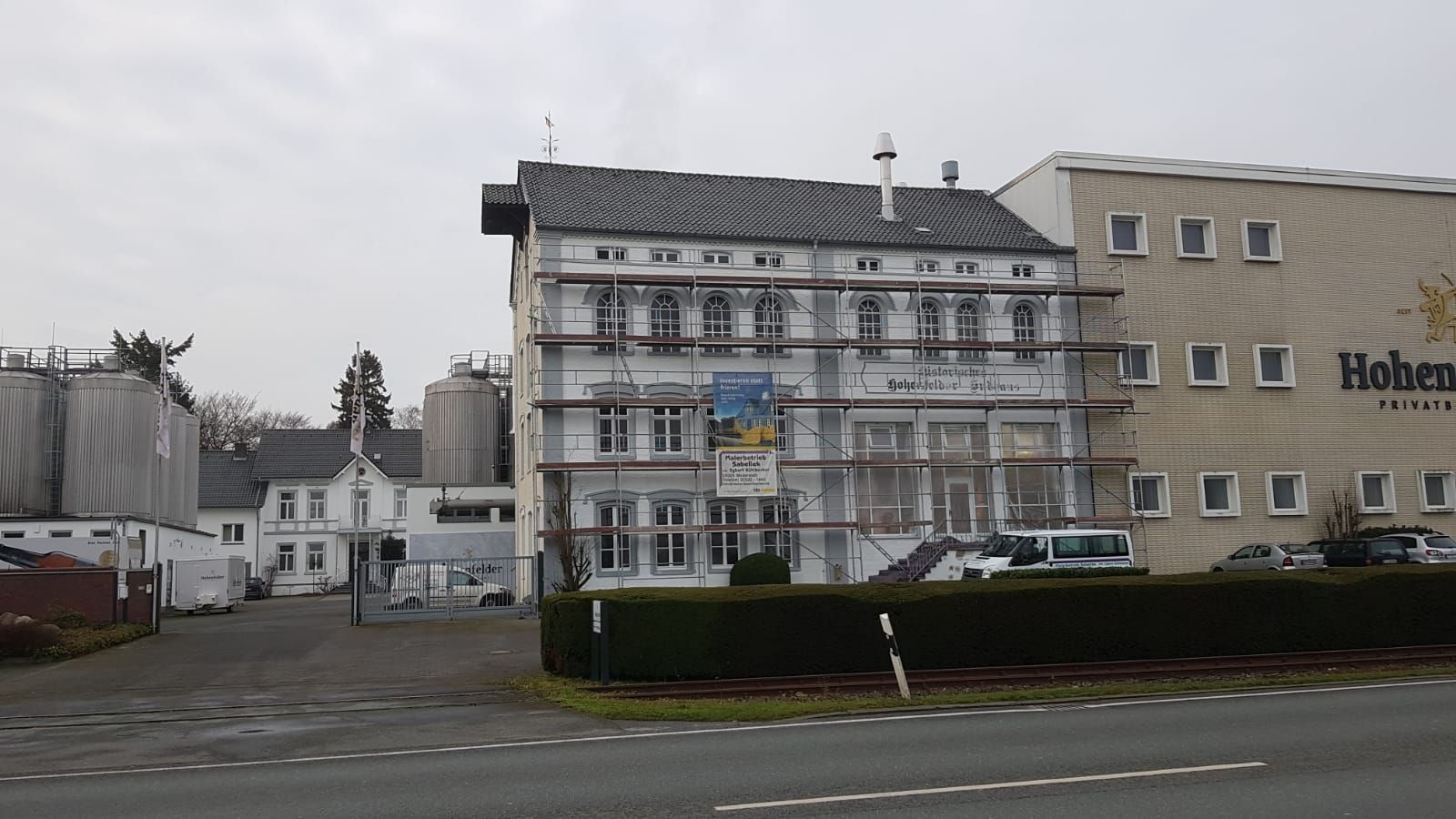 Weiß gestrichene Wände auf der Baustelle