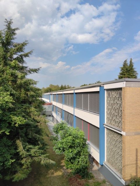 Weiß gestrichene Wände auf der Baustelle