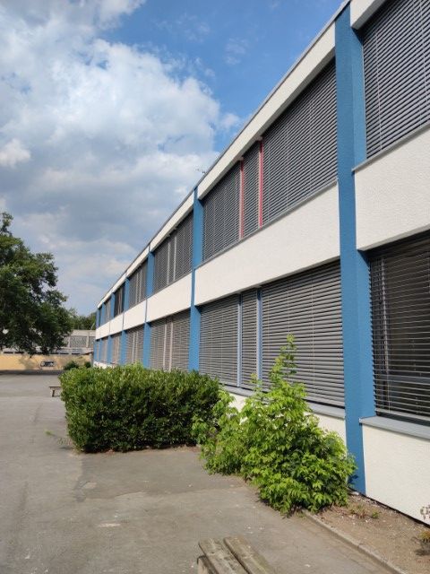 Weiß gestrichene Wände auf der Baustelle