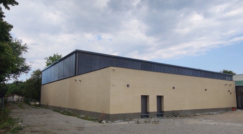 Weiß gestrichene Wände auf der Baustelle