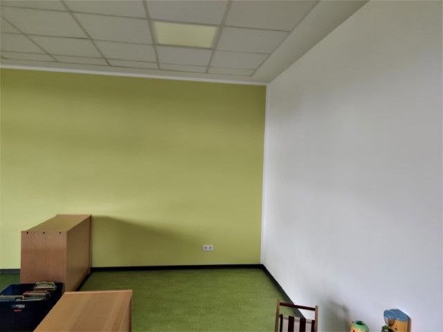 Weiß gestrichene Wände auf der Baustelle