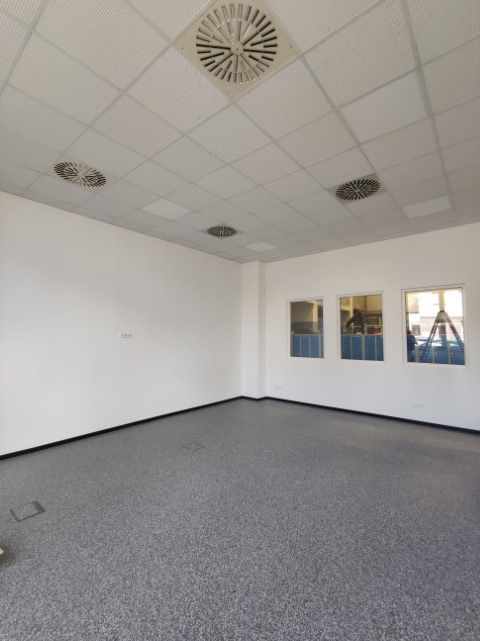 Weiß gestrichene Wände auf der Baustelle