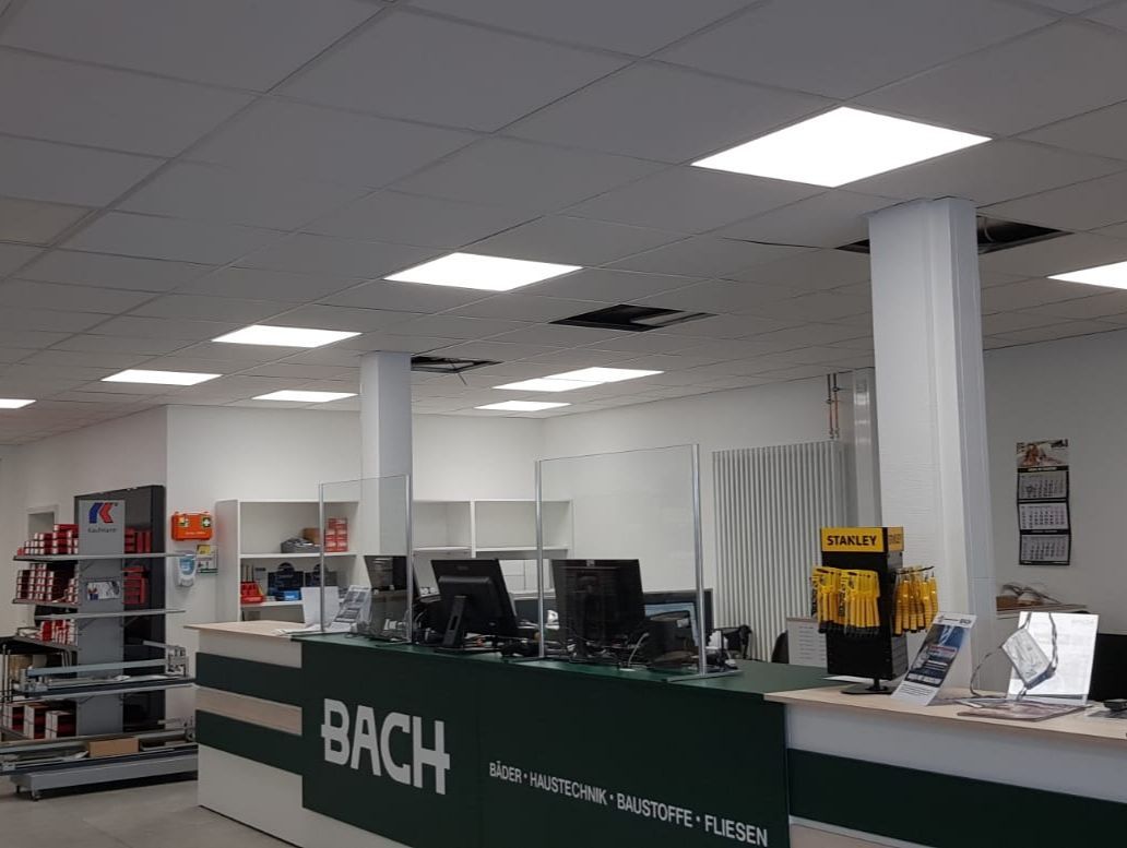 Weiß gestrichene Wände auf der Baustelle