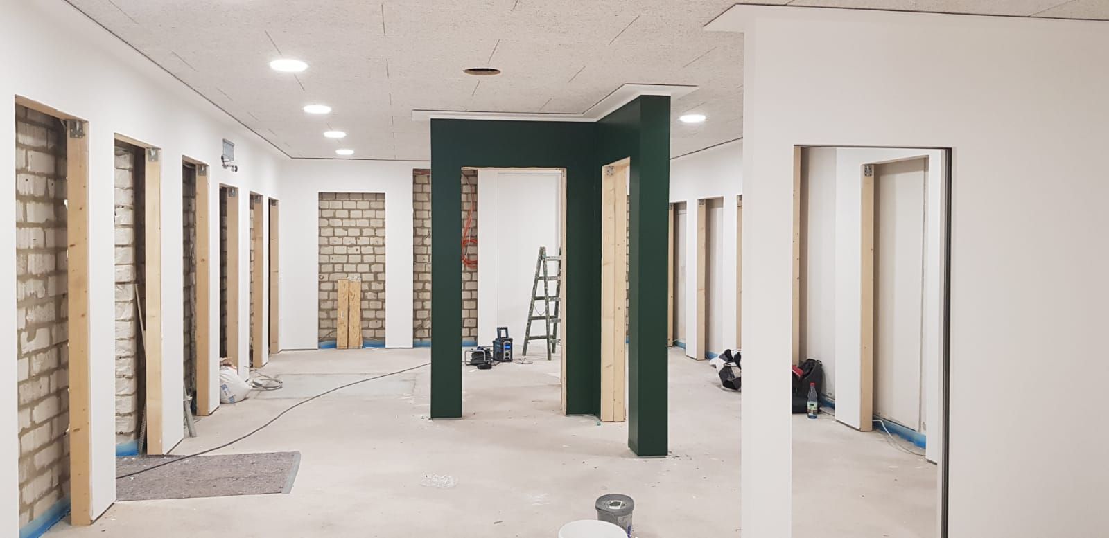 Professionell ausgemaltes Bürogebäude Innen