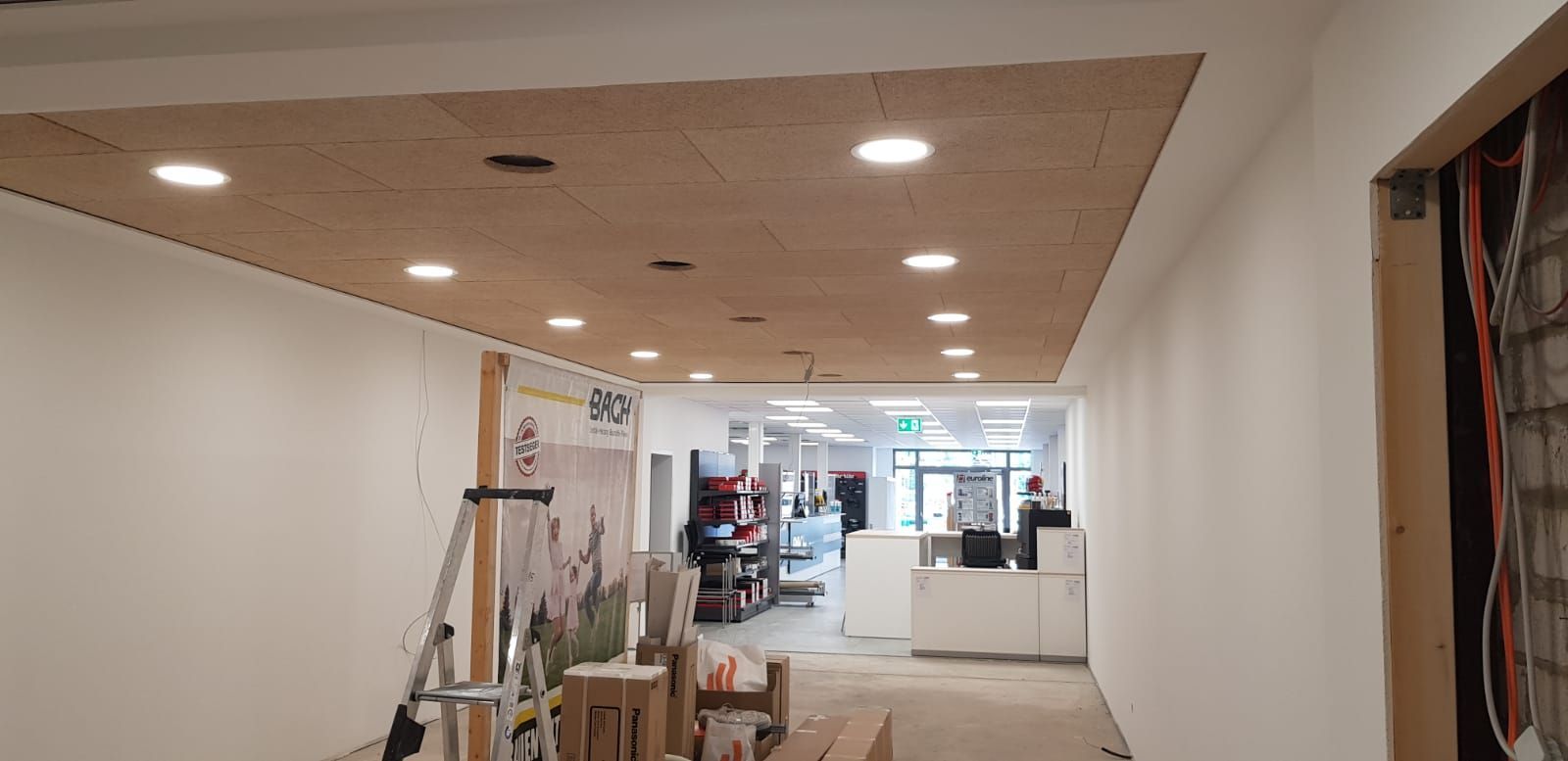 Weiß gestrichene Wände auf der Baustelle