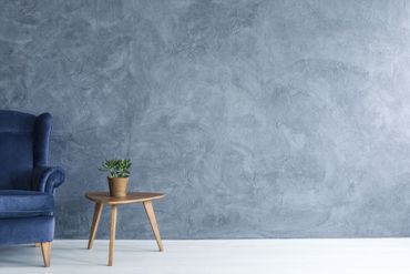 moderne graue Wand mit der Wischtechnik