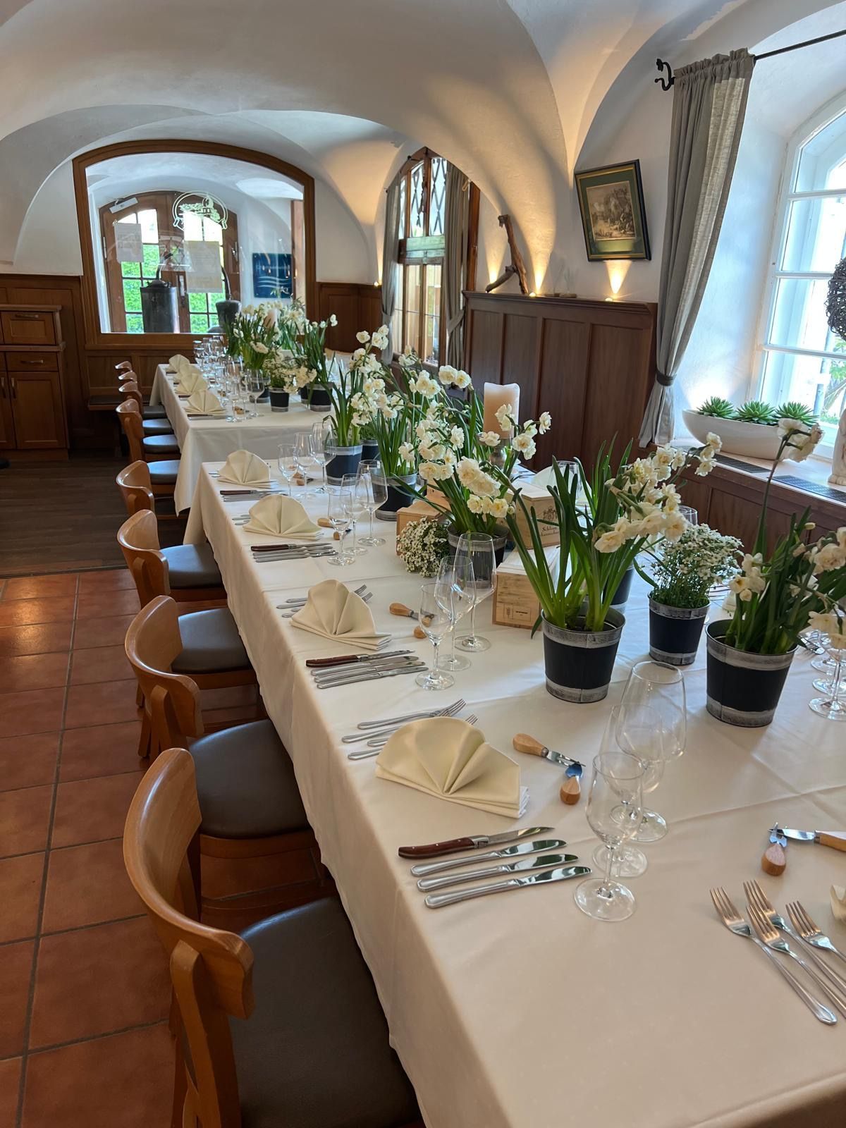 Gedeckte große Tische für Feiern und Events