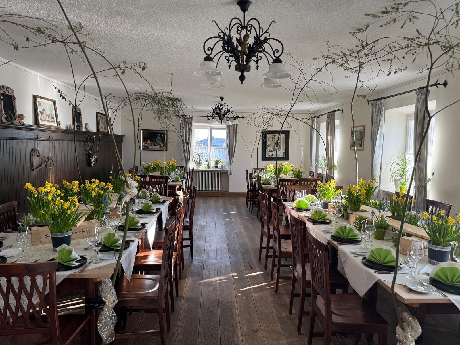 Bild vom gedeckten, festlichen Tisch